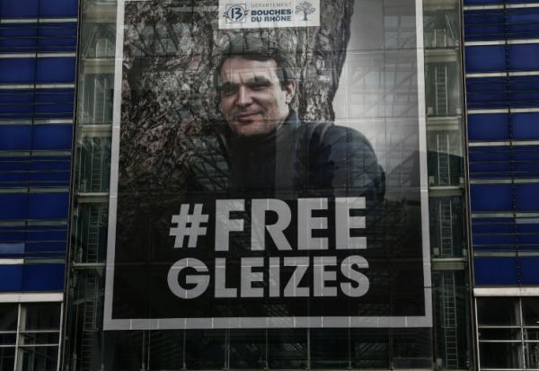 Un portrait géant du journaliste emprisonné en Algérie Christophe Gleizes, déployé sur la façade du siège du Conseil départemental des Bouches-du-Rhône, le 12 décembre 2025 à Marseille