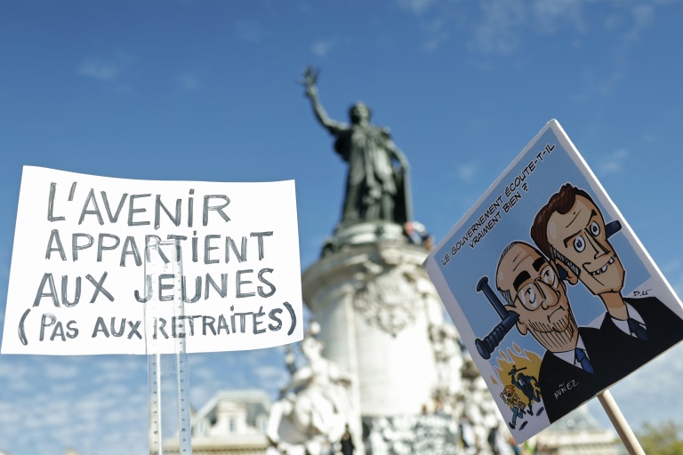 Des pancartes pendant une manifestation lycéenne à Paris le 6 octobre 2026