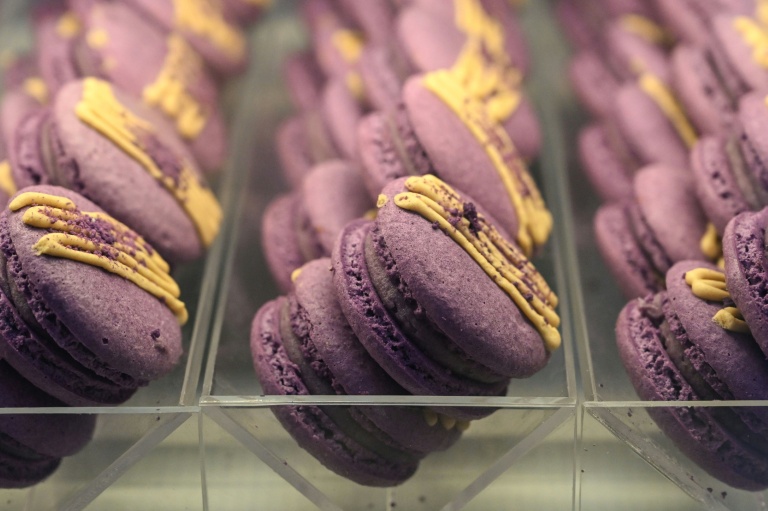 Des macarons à l'ube (igname violette)  exposés dans un centre commercial de Quezon City, dans la métropole de Manille, le 23 septembre 2026 aux Philippines 