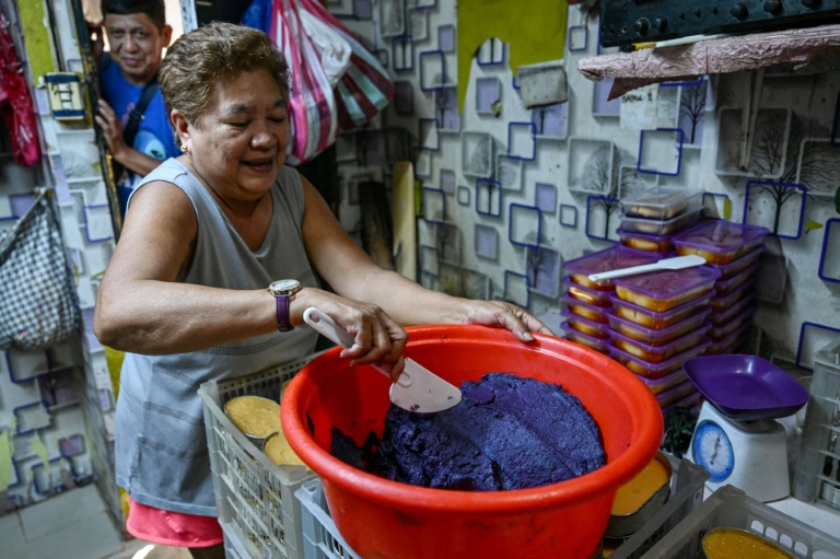 Une employée prépare une pâte d'igname violette (ube halaya) dans une boutique de Manille, le 1er octobre 2026 aux Philippes