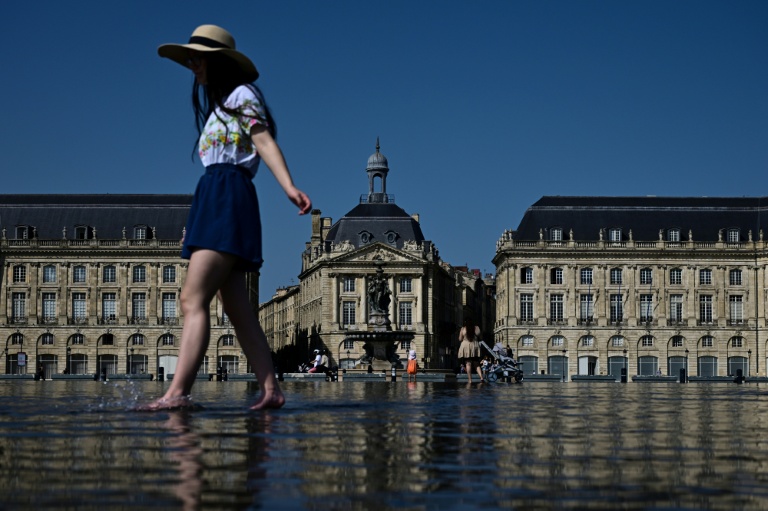 Une femme se rafraîchit en pleine vague de chaleur dans le 