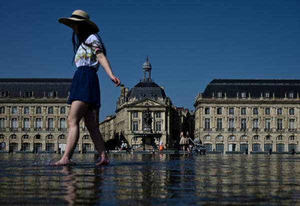 Une femme se rafraîchit en pleine vague de chaleur dans le "miroir d'eau" de Bordeaux le 8 août