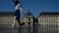 Une femme se rafraîchit en pleine vague de chaleur dans le "miroir d'eau" de Bordeaux le 8 août