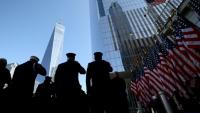 Des pompiers devant une caserne près du Mémorial du 11-Septembre, lors des cérémonies commémorant le 24ᵉ anniversaire des attentats du 11-Septembre à New York, le 11 septembre 2025