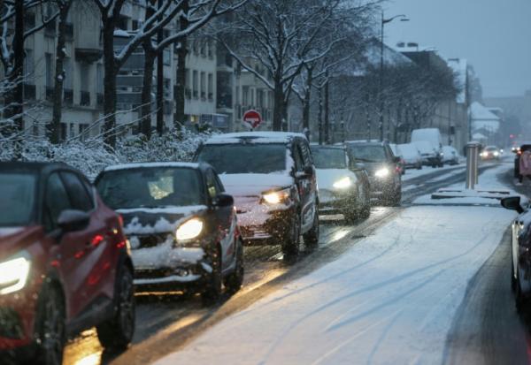 Des véhicules au ralenti dans Paris sous la neige, le 5 janvier 2026
