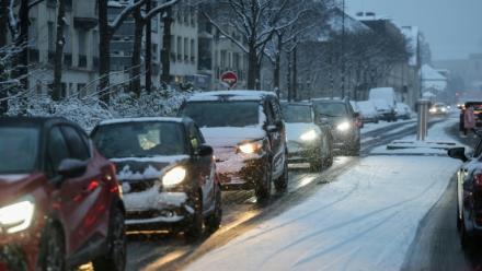 Des véhicules au ralenti dans Paris sous la neige, le 5 janvier 2026