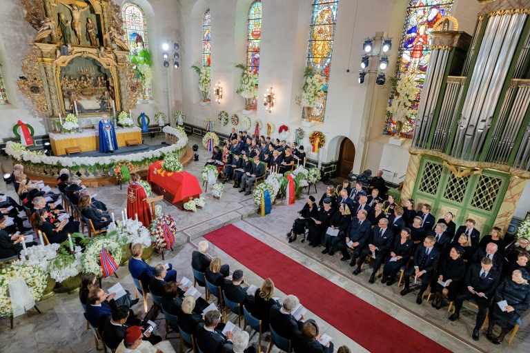 Le cercueil du roi Harald V de Norvège dans la cathédrale d'Oslo, ainsi que la  famille royale et les invités pendant la cérémonie funèbre, le 9 septembre 2026