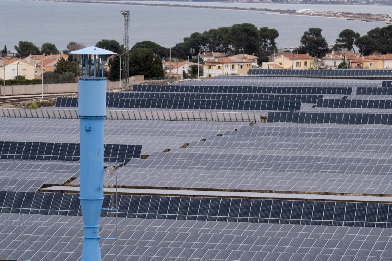 Vue de la centrale solaire du site de la bioraffinerie La Mède du fournisseur d’énergie français TotalEnergies, à Châteauneuf-les-Martigues (Bouches-du-Rhône), le 28 janvier 2025