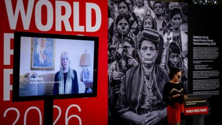 La photographe Carol Guzy, lauréate du prix World Press Photo, sur un écran vidéo lors de l'annonce des prix World Press Photo 2026, à Amsterdam, le 23 avril 2026