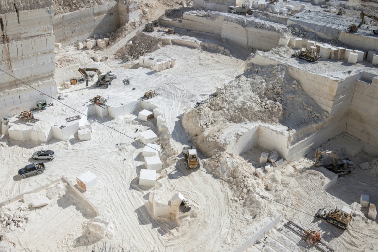 Des ouvriers taillent de gros blocs de calcaire, dans une carrière à Saïr, près d'Hébron, en Cisjordanie occupée par Israël, le 10 novembre 2025
