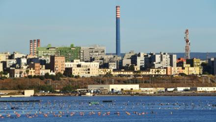 Vue de l'aciérie ArcelorMittal Italia (ex-Ilva), surplombant le quartier résidentiel de Tamburi à Tarente, dans le sud de l'Italie, le 8 novembre 2019
