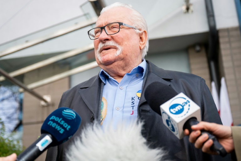 L'ancien président polonais Lech Walesa fait une déclaration à la presse après avoir voté au premier tour de la présidentielle à Gdansk, le 18 mai 2025 dans le nord de la Pologne