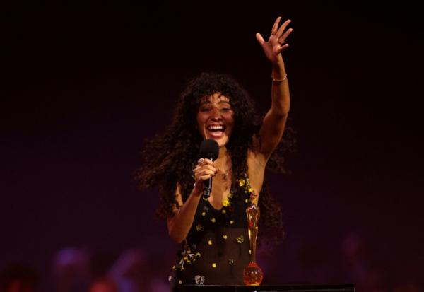 Olivia Dean sur la scène des Brit Awards, le 28 février 2026 à Manchester