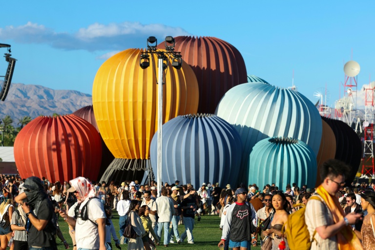 Des participants au festival de musique Coachella passent devant uen installation de l'architecte Kyriakos Chatziparaskevas, le 10 avril 2026