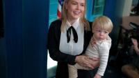 Karoline Leavitt et son fils à la Maison Blanche, jour de la grâce de la dinde de Thanksgiving, le 25 décembre 2025
