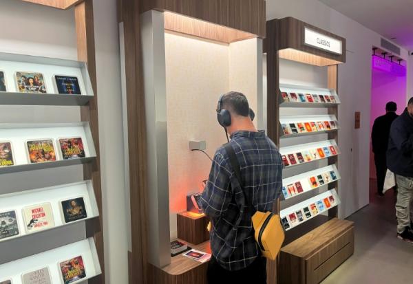 Un client de l'Audible Story House à New York, le 30 avril 2026