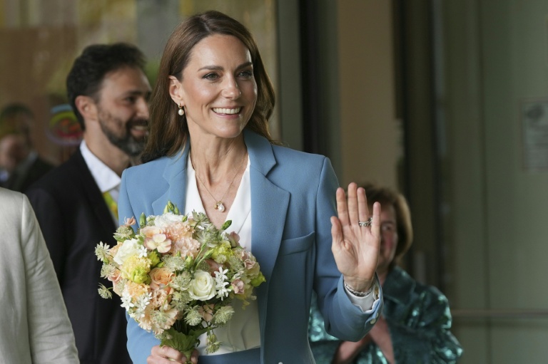 La princesse de Galles Kate salue la foule à la sortie du Centre international Loris Malaguzzi, à Reggio Emilia, le 13 mai 2026, lors d'un voyage de deux jours en Italie