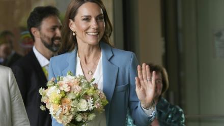 La princesse de Galles Kate salue la foule à la sortie du Centre international Loris Malaguzzi, à Reggio Emilia, le 13 mai 2026, lors d'un voyage de deux jours en Italie