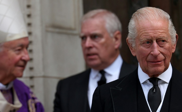 Le prince Andrew, duc d'York (g) et le roi Charles III quittent la cathédrale de Westminster après un service funèbre catholique, pour la défunte Katherine, duchesse de Kent, le 16 septembre 2025 à Londres