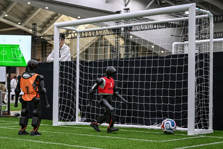 Des robots participent à un match de football lors de la RoboCup 2026, une compétition de robotique et d’intelligence artificielle à Incheon, en Corée du Sud, le 3 juillet 2026
