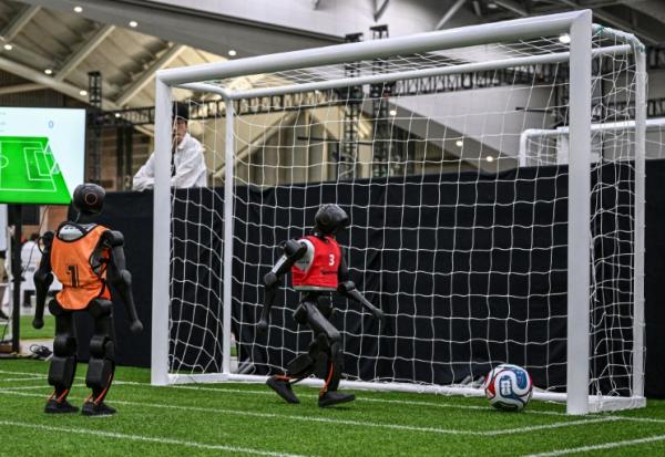 Des robots participent à un match de football lors de la RoboCup 2026, une compétition de robotique et d’intelligence artificielle à Incheon, en Corée du Sud, le 3 juillet 2026