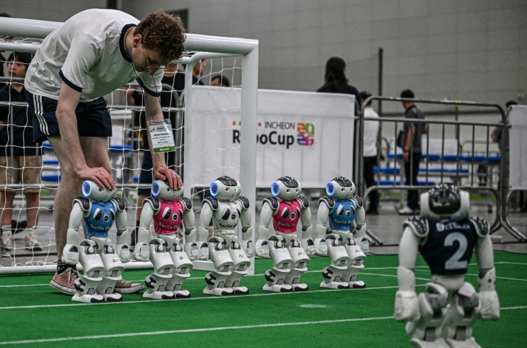 Des robots sont mis en place pour un match de football lors de la RoboCup 2026, une compétition de robotique et d’intelligence artificielle à Incheon, en Corée du Sud, le 3 juillet 2026