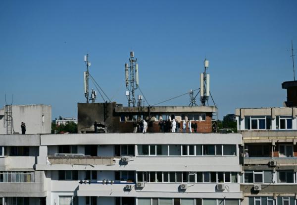 Des policiers et enquêteurs sur le lieu d'impact après qu'un drone russe a percuté un immeuble d'habitation à Galati, le 29 mai 2026 dans l'est de la Roumanie