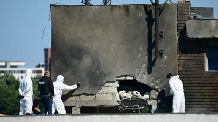 Des policiers et enquêteurs sur le lieu d'impact après qu'un drone russe a percuté un immeuble d'habitation à Galati, le 29 mai 2026 dans l'est de la Roumanie
