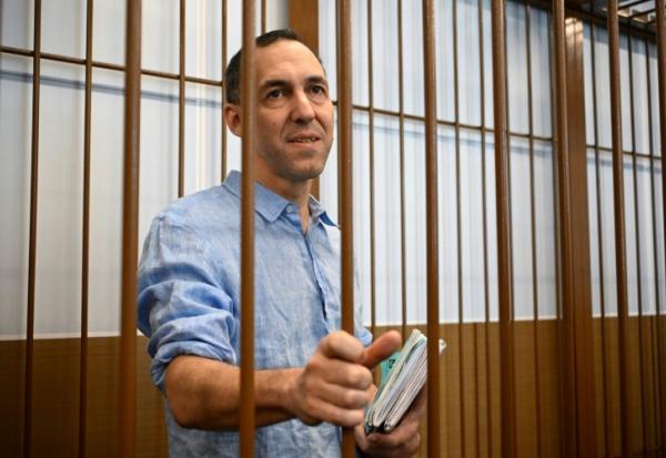 Le chercheur français Laurent Vinatier, dans la cage des accusés lors d'une audience au tribunal à Moscou, le 16 septembre 2024