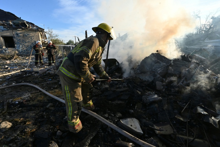 Des pompiers éteignent un incendie dans une maison à la suite de frappes aériennes à Kharkiv, le 2 octobre 2026
