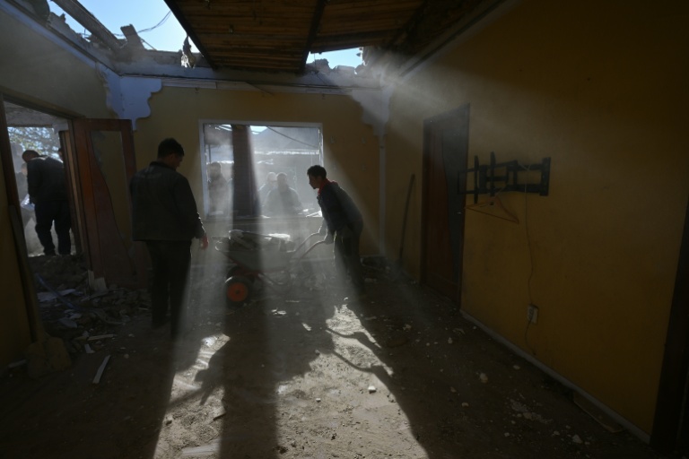 Des habitants dégagent les décombres d’une maison détruite par une attaque de drone dans la localité de Stariy Krym, dans la région de Donetsk, en Ukraine, le 3 mai 2026