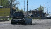 Une voiture endommagée sur le site d'une frappe russe à Merefa, une ville ukrainienne dans la région de Kharkiv, le 4 mai 2026