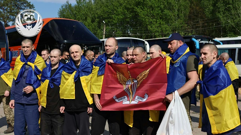 Photo prise et publiée par le Siège de coordination pour le traitement des prisonniers de guerre, le 23 mai 2025, montrant des prisonniers de guerre ukrainiens après leur échange contre des prisonniers russes