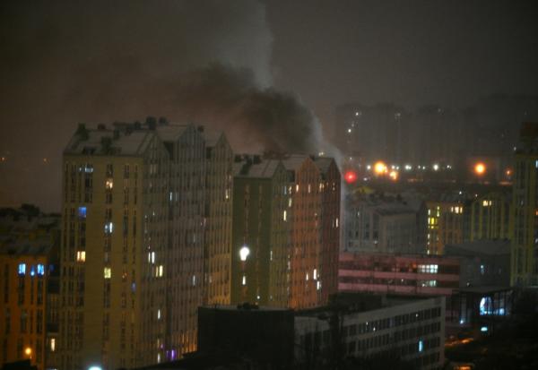 Un immeuble fume après des frappes russes sur Kiev, tôt le 9 janvier 2026.