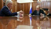 Le président russe Vladimir Poutine (d) et le maire de Moscou Sergueï Sobianine au Kremlin, le 5 mai 2025 à Moscou