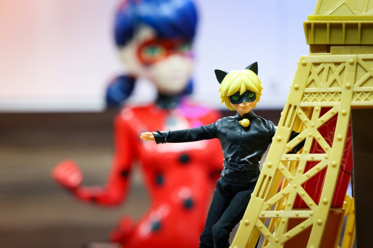 Des miniatures des personnages Chat Noir et Ladybug de la série télévisée d'animation française 