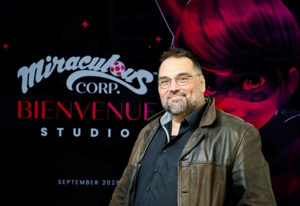 Thomas Astruc, créateur de la série animée "Miraculous : Les Aventures de Ladybug et Chat Noir" dans les studios de production de Miraculous Corp à Paris, le 22 septembre 2025