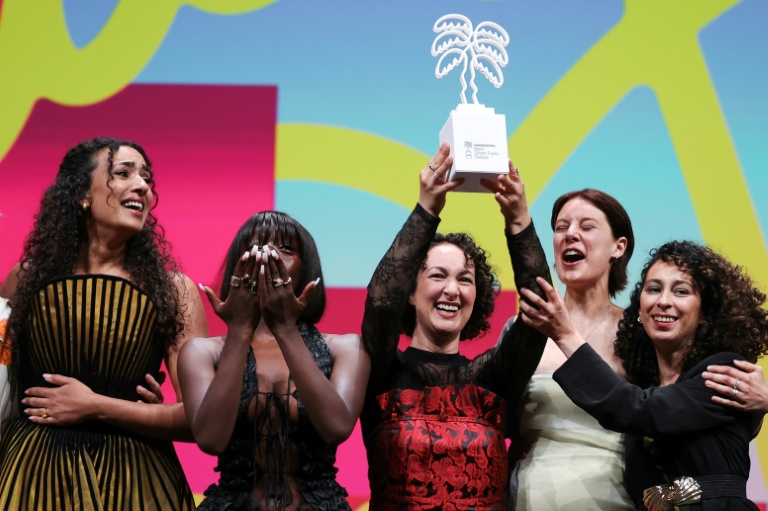 (g-d) Les actrices belges Serine Ayari et Miss Angel, la créatrice et scénariste belge Abbie Boutkabout, la réalisatrice belge Olympia Allaert et l'actrice belge Ikram Aoulad, reçoivent le prix de la meilleure mini-série pour 