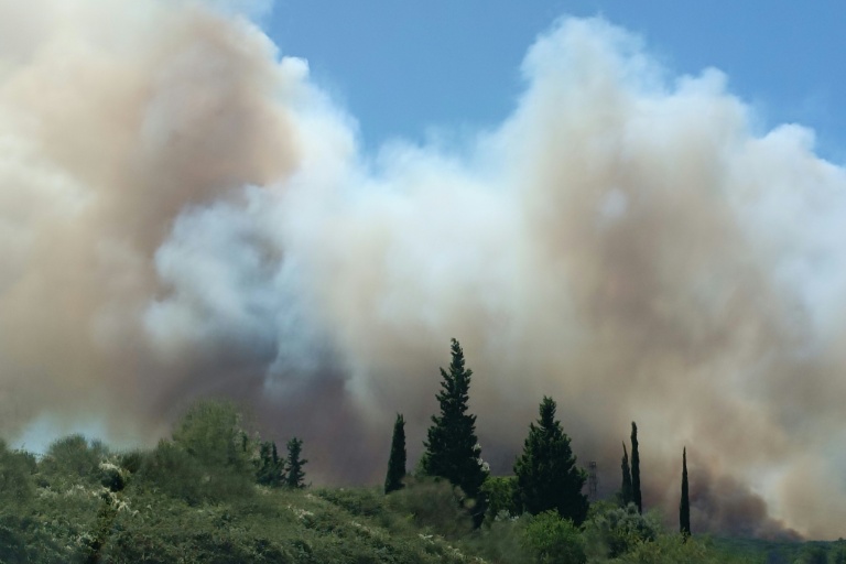 La fumée d'un feu de forêt aux abords de Lédenon, près de Nîmes, le 5 juillet 2026 dans le Gard