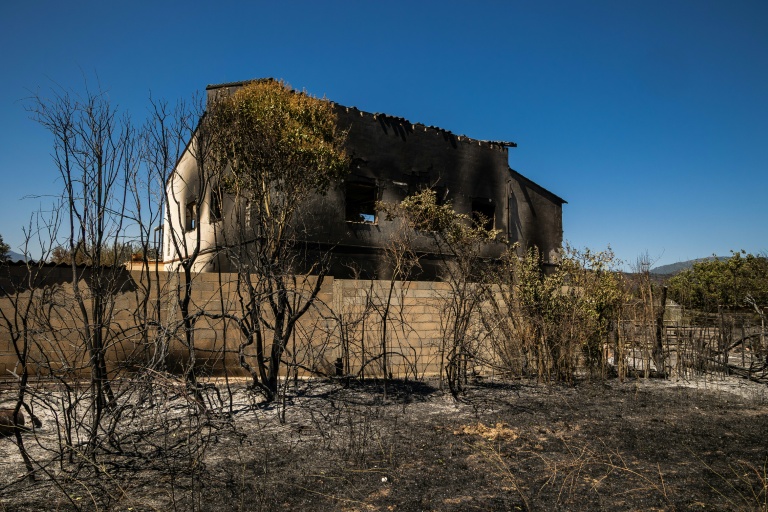 Une maison détruite par un incendie de forêt à Rodès, près de l'Ille-sur-Têt, le 7 juillet 2026 dans les Pyrénées-Orientales