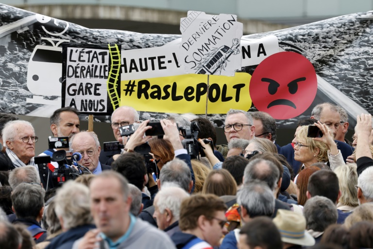 Manifestation le 15 avril 2025 à Paris d'élus locaux et usagers des trains Paris-Clermont-Ferrand et Paris-Orléans-Limoges-Toulouse (POLT) pour demander davantage d'investissements pour ces