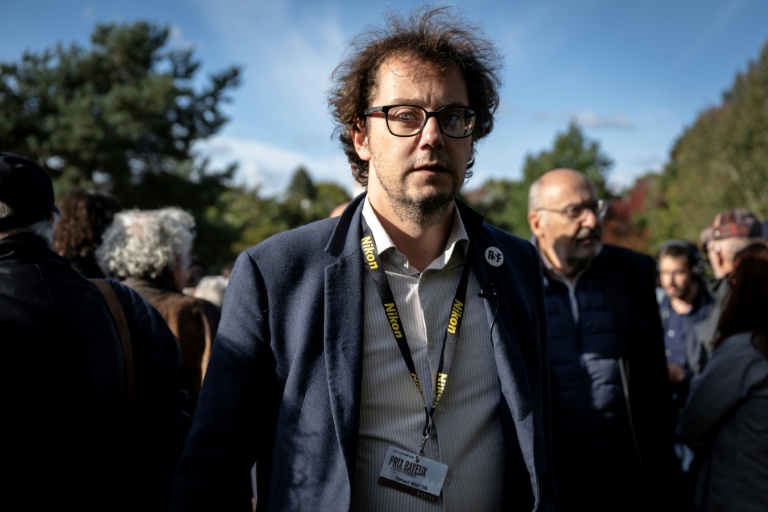 Le directeur général de Reporters sans frontières (RSF), Thibaut Bruttin, assiste au dévoilement de la stèle 2026 en hommage aux journalistes tués dans l'exercice de leurs fonctions au cours de l'année écoulée, le 8 octobre 2026 à Bayeux, dans le Calvados