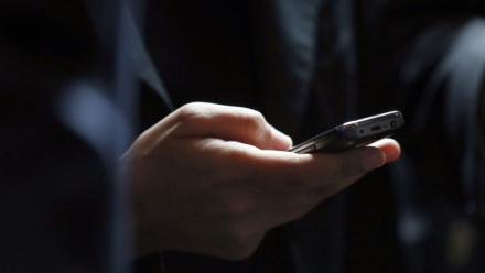 "Rangez votre téléphone lorsque vous êtes avec votre enfant. Utilisez-le uniquement lorsque c'est nécessaire, ou lorsque vous l'utilisez ensemble", demande l'autorité sanitaire suédoise
