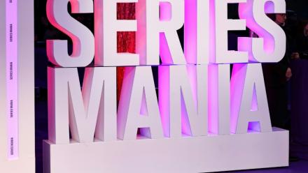 Vue du logo du festival Séries Mania à Lille le 20 mars 2025