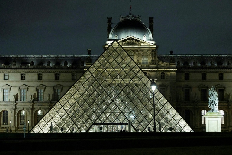 Le musée du Louvre et sa Pyramide réalisée par l'architecte Ieoh Ming Pei, le 19 février 2026 à Paris