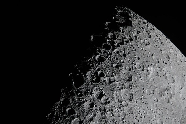 Photo diffusée le 7 avril 2026 par la Nasa montrant une portion de la Lune observée depuis le vaisseau spatial Orion le 6 avril 2026