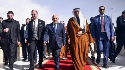 Photo de l'agence de presse officielle SANA distribuée le 7 février 2027, montrant à leur arrivée à l'aéroport international de Damas, le ministre saoudien de lnvestissement Khaled el-Faleh, le ministre syrien de l'Economie et de l'industrie Mohammad Nidal al-Chaar, et le chef de l'Autorité syrienne d'investissement Talal al-Hilali.
