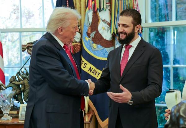 Photographie publiée par l'agence officielle syrienne SANA, le 10 novembre 2025 montrant le président américain avec le président syrien Ahmad al-Chareh à la Maison Blanche, à Washington