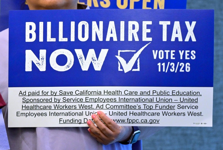 Des partisans de la taxe sur les milliadaires pour financer le système de santé en Californie, lors d'une conférence de presse à Los Angeles, le 27 avril 2026
