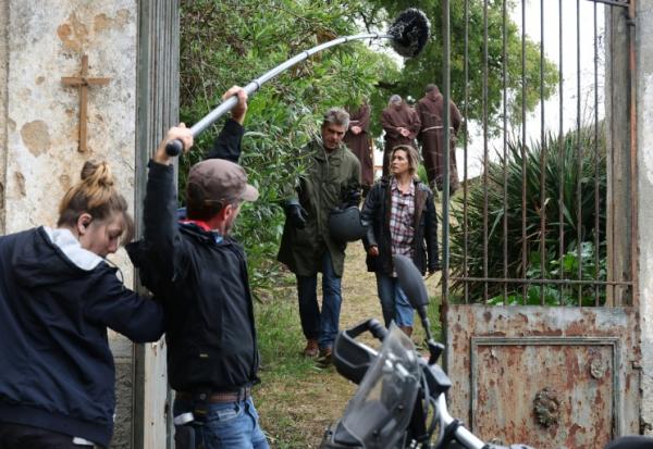 Les acteurs Thierry Neuvic et Vahina Giocante durant le tournage de la série télé "La Terre et le Sang" à Appietto en Corse-du-Sud, le 22 mai 2026